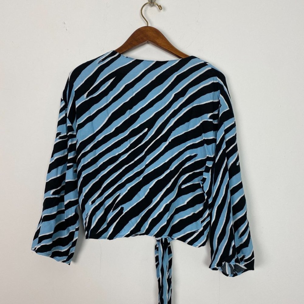 Topshop Zebra Print Tie Front Blouse 3/4 Sleeves Animal Print V-Neck Size 8 - Picture 7 of 9